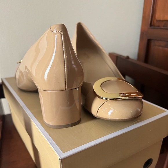 Michael Kors Pauline Flex Mid Pump Patent Leather - Nude, Size US 8.5M - Picture 3 of 4
